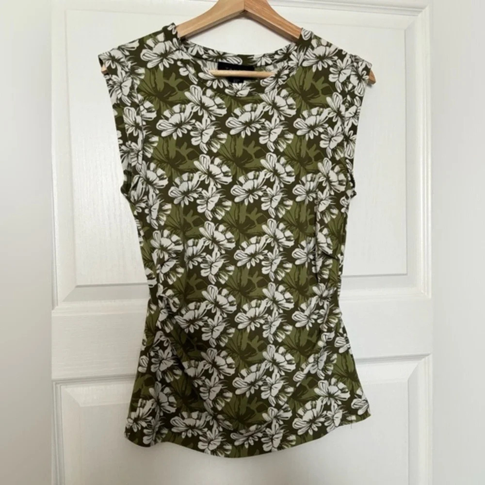 TAHARI  Sleeveless Top